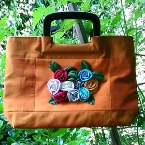 😍VTG Silk Floral Accented Clutch- Gorgeous